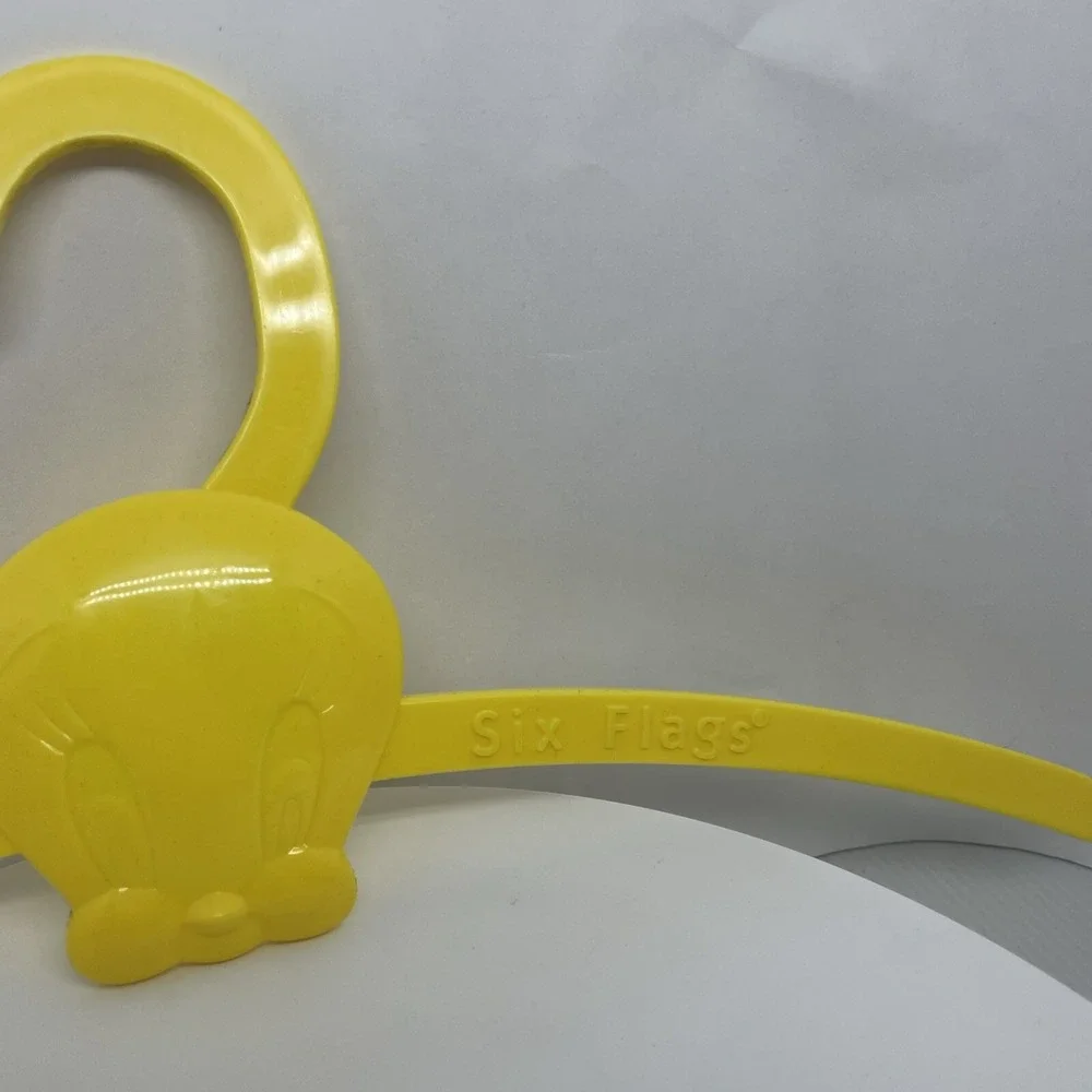 Tweety Bird Hanger Six Flags Magic Mountain Souvenir Warner Brothers 1998Plastic